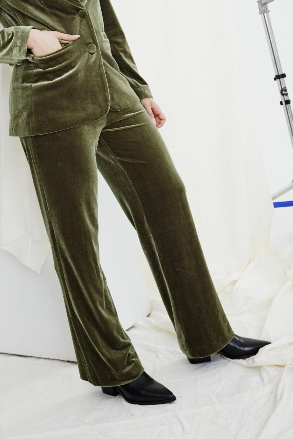 KamareAW25 Surrey Velvet Pants Oregano 2 e1746423983769